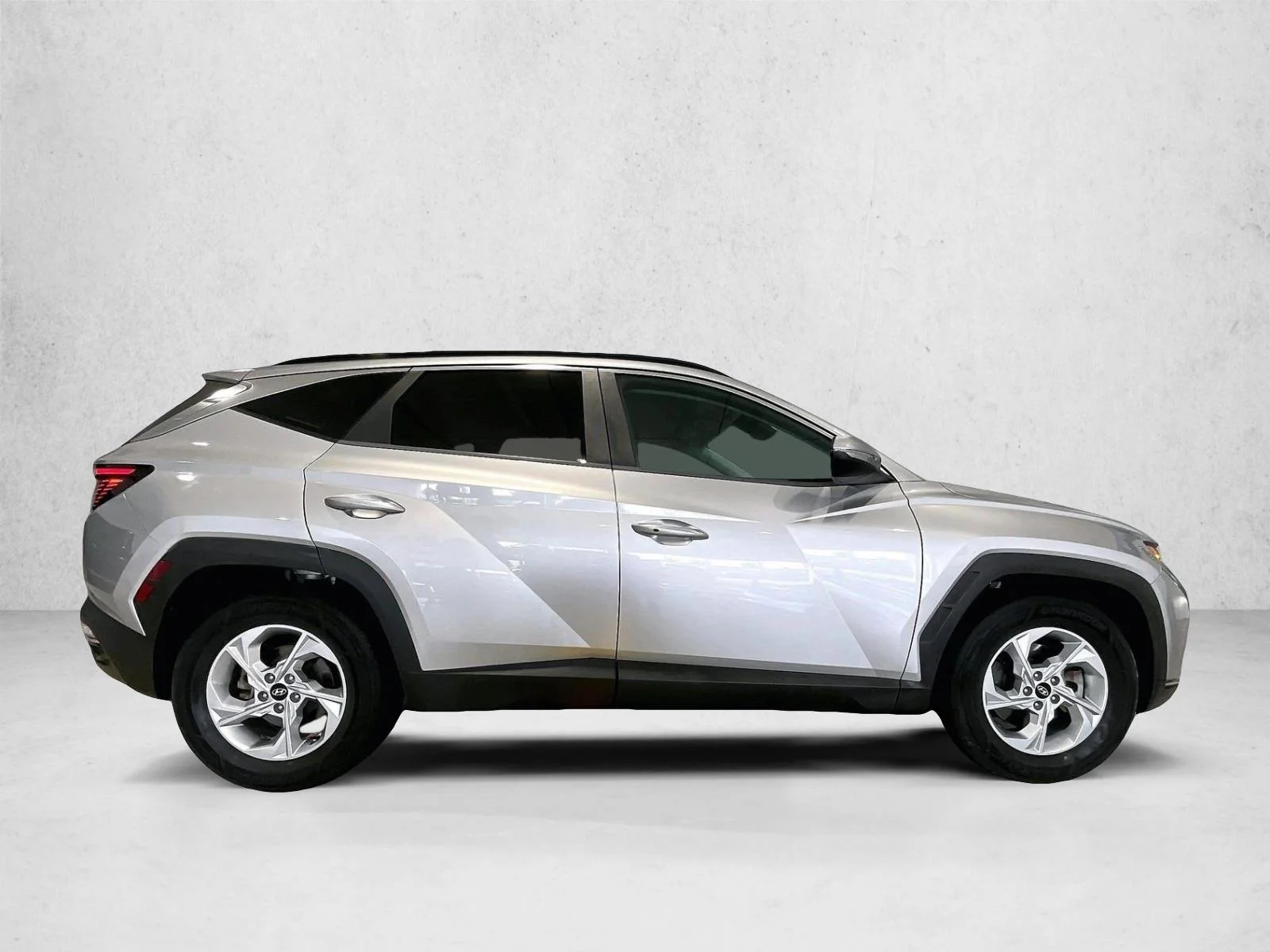 Used 2022 Shimmering Silver Hyundai SEL image 5