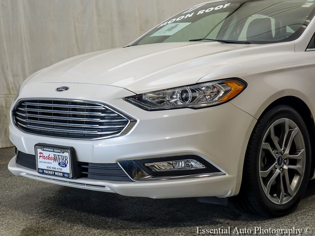 Used 2017 White Platinum Clearcoat Metallic Ford SE image 4