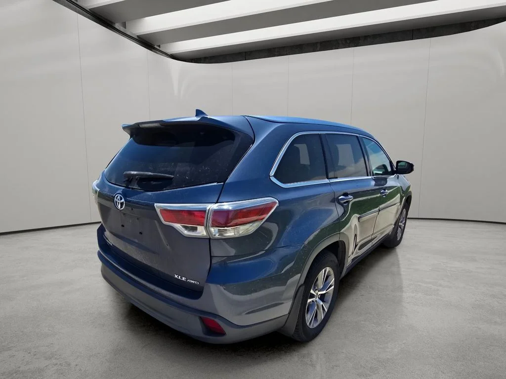 Used 2014 Shoreline Blue Pearl Toyota XLE image 5