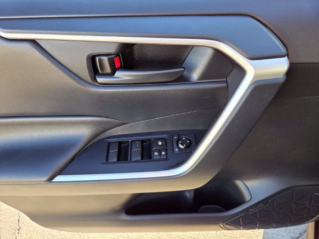 2019 Toyota RAV4 LE - Photo 17