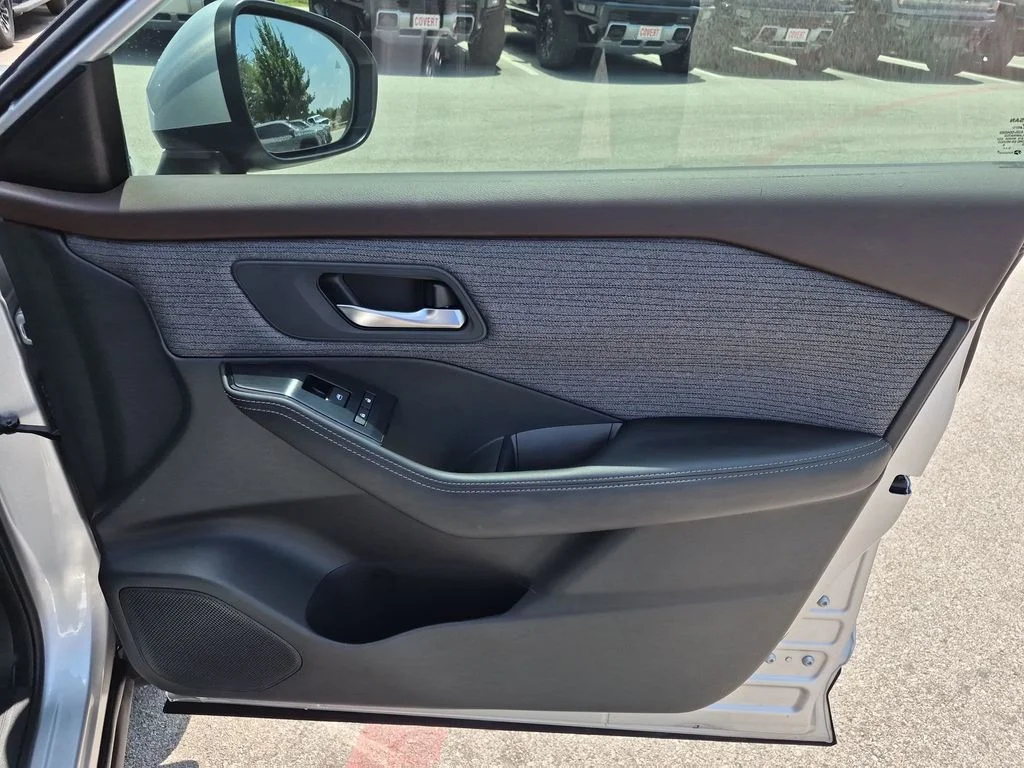 Used 2021 Silver Nissan SV image 35