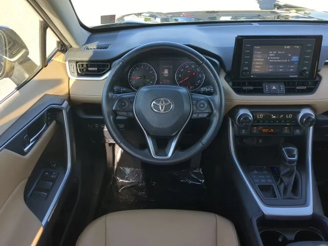 Certified Used 2021  Toyota XLE Premium image 18