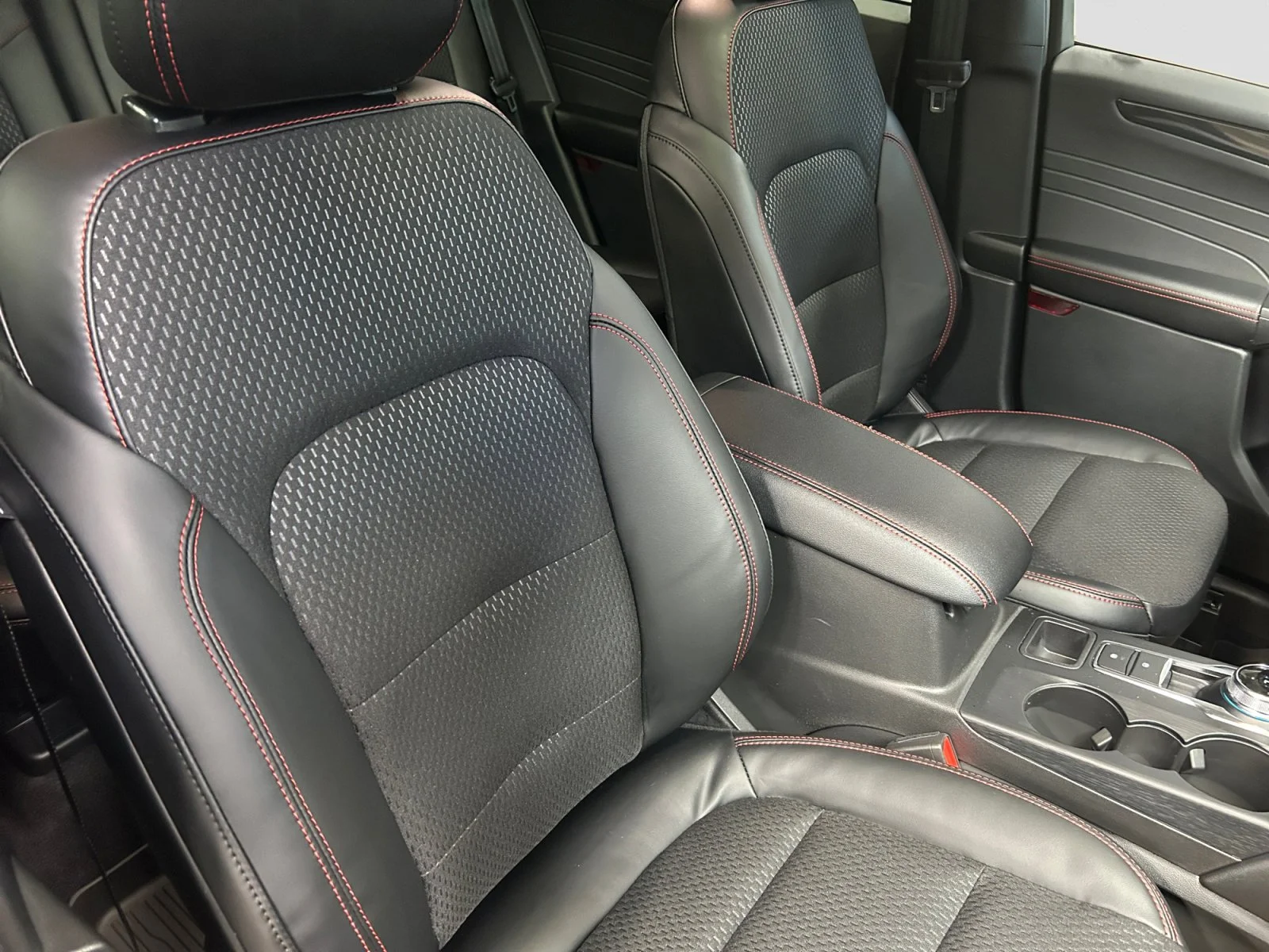 New 2026 Agate Black Metallic Ford ST-Line Elite image 12