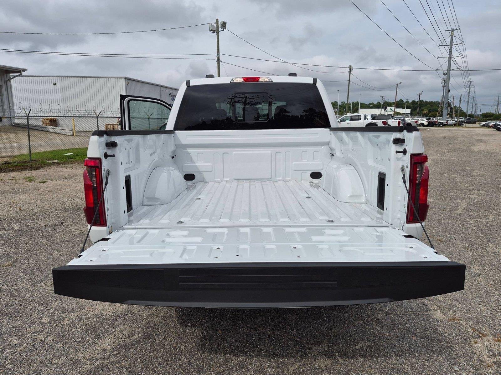 New 2026 Oxford White Ford XLT image 28
