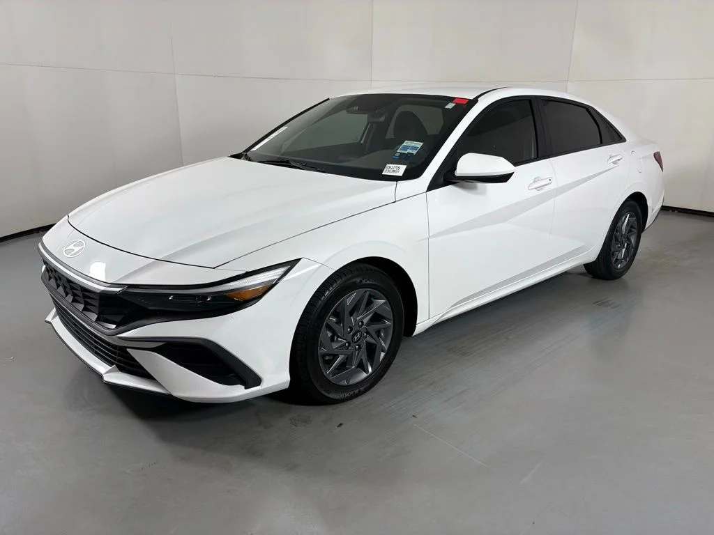 Used 2024 White Hyundai SEL image 4