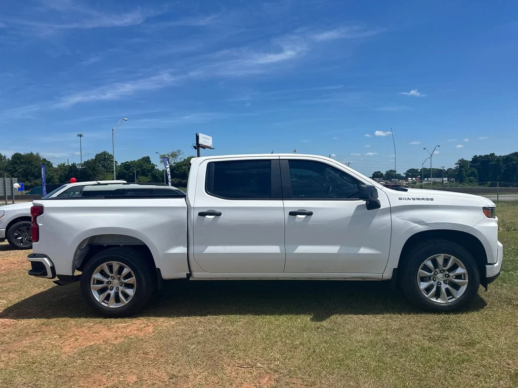 Used 2021 White Chevrolet Custom image 8