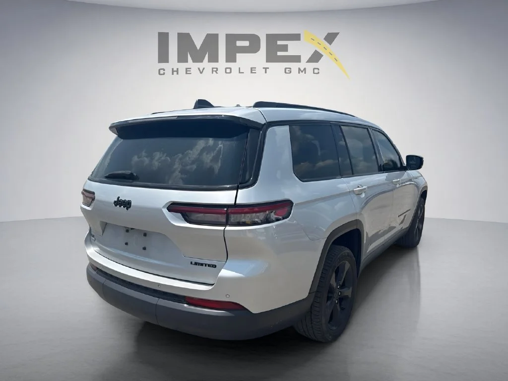 Used 2022  Jeep Limited image 5