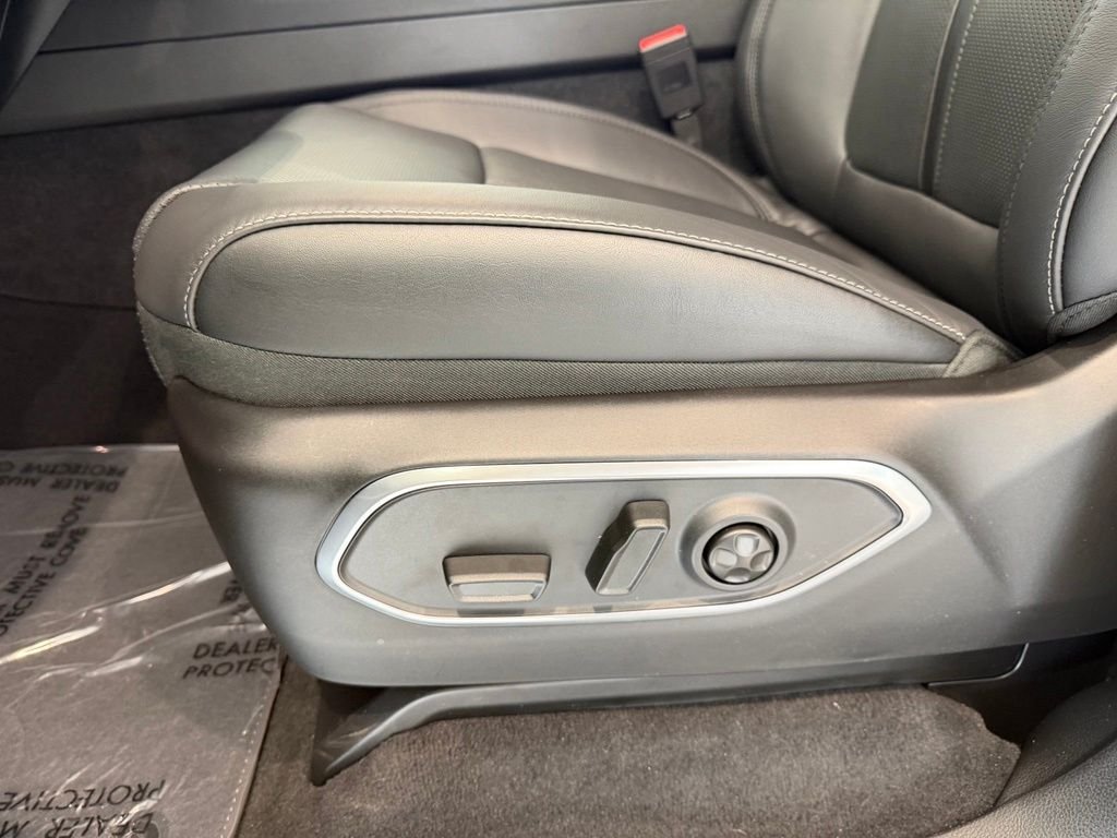 New 2026 Silver-Zynith Exterior Paint Jeep Limited Altitude image 17