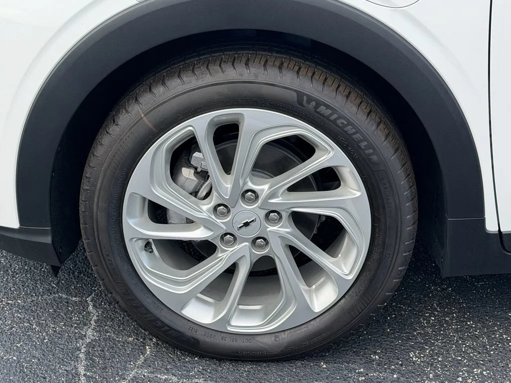 New 2027 Summit White Chevrolet LT image 9