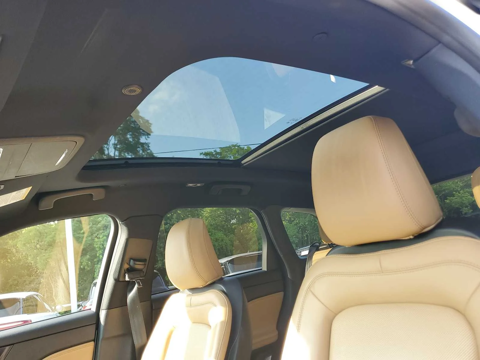 Used 2022 White Lincoln Reserve image 21