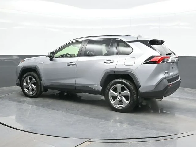 Used 2021 Silver Toyota XLE Premium image 3