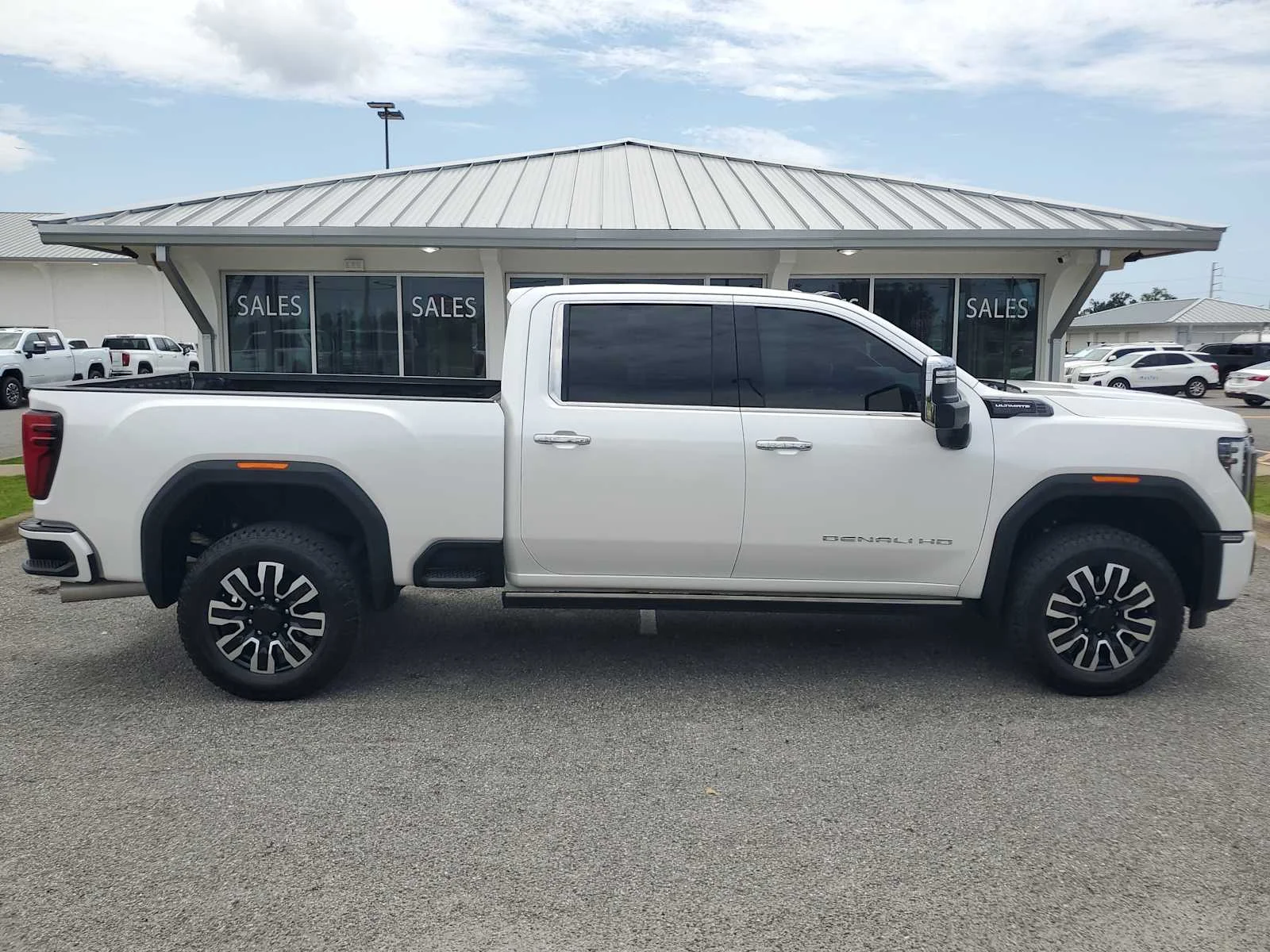 Used 2025 White Frost Tricoat GMC Denali Ultimate image 9