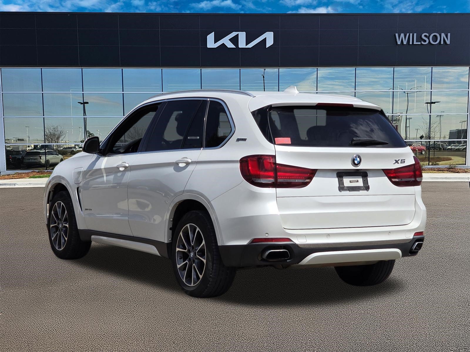 Used 2017 White Metallic BMW xDrive40e iPerformance image 2