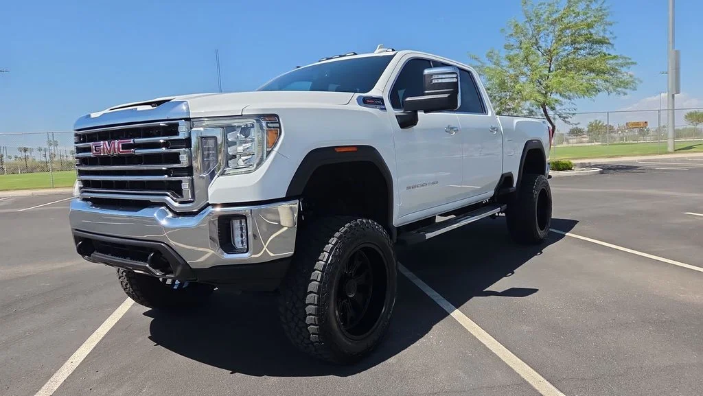 Used 2023 White GMC SLT image 3