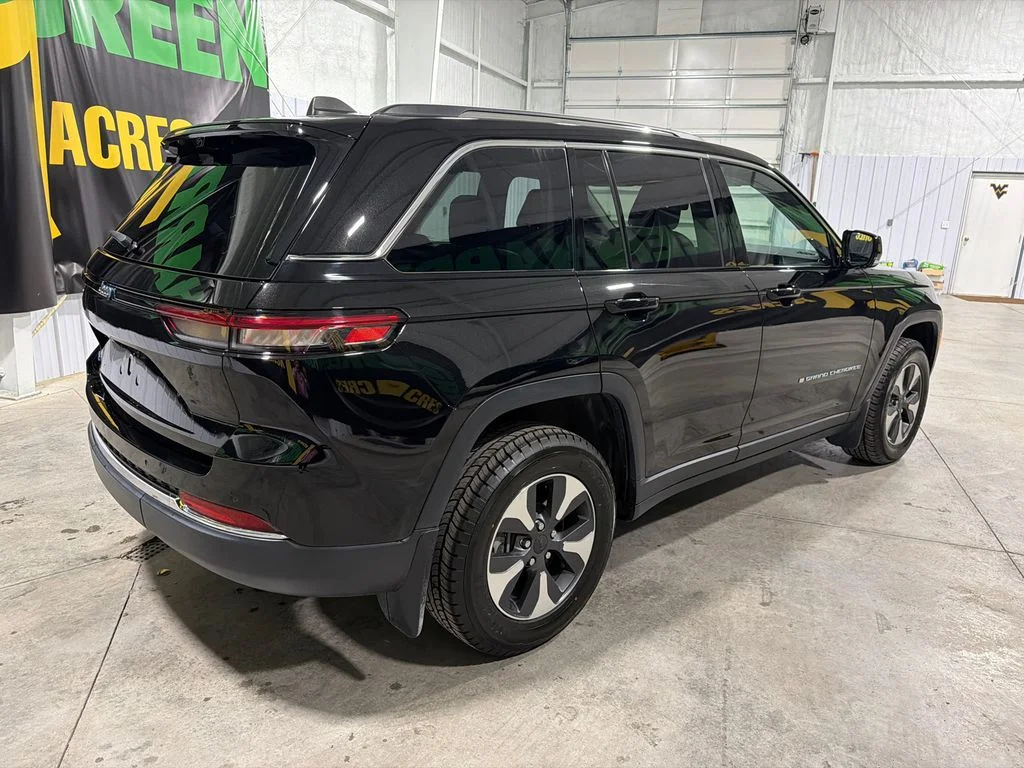 Used 2022 Diamond Black Crystal Pearlcoat Jeep 4xe image 6