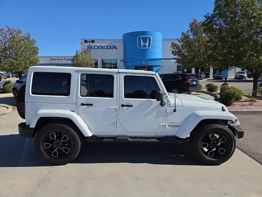Used 2017 White Jeep Unlimited Sahara image 4