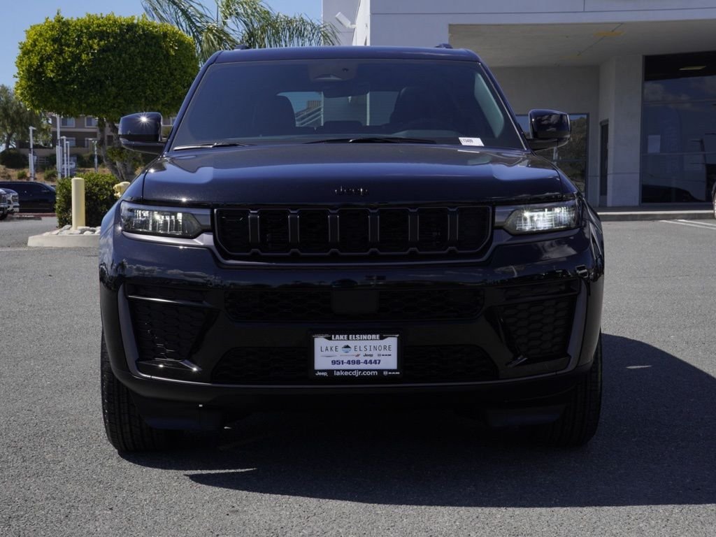 New 2026 Diamond Black Crystal Pearl-Coat Exterior Paint Jeep Laredo Altitude image 8