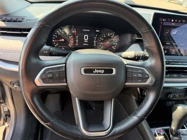 Used 2022 Silver Jeep Latitude Lux image 16