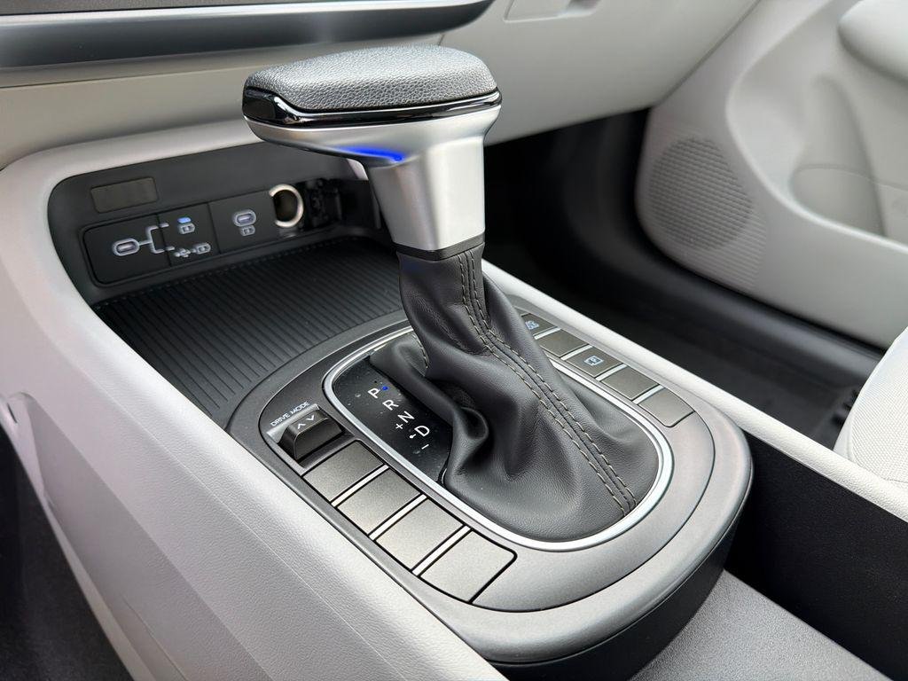 New 2026 White Hyundai SE FWD image 30
