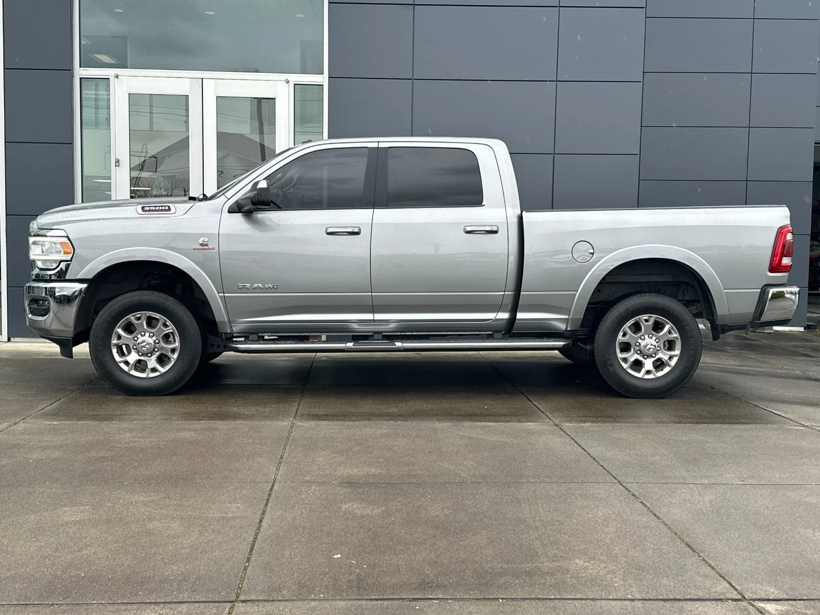 Used 2022 Billet Silver Metallic Clearcoat Ram Laramie image 6