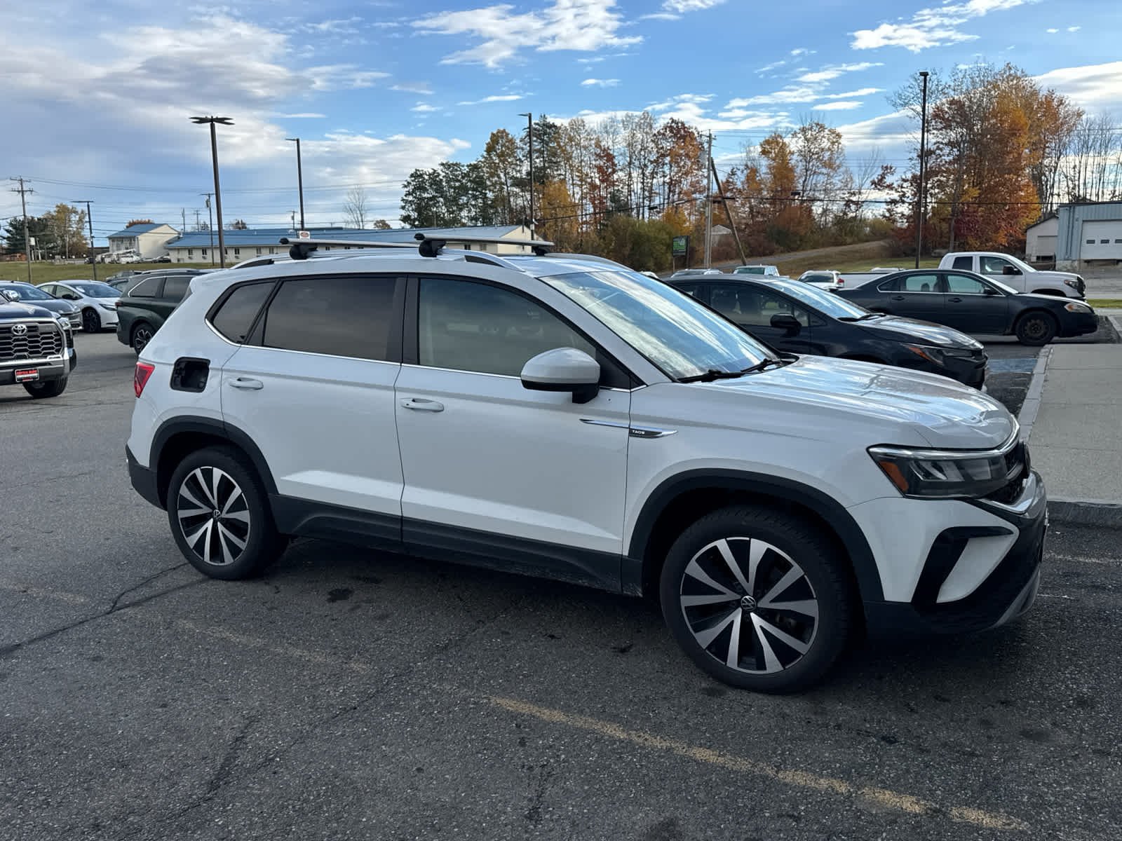 Used 2022 Pure White Volkswagen SE image 5