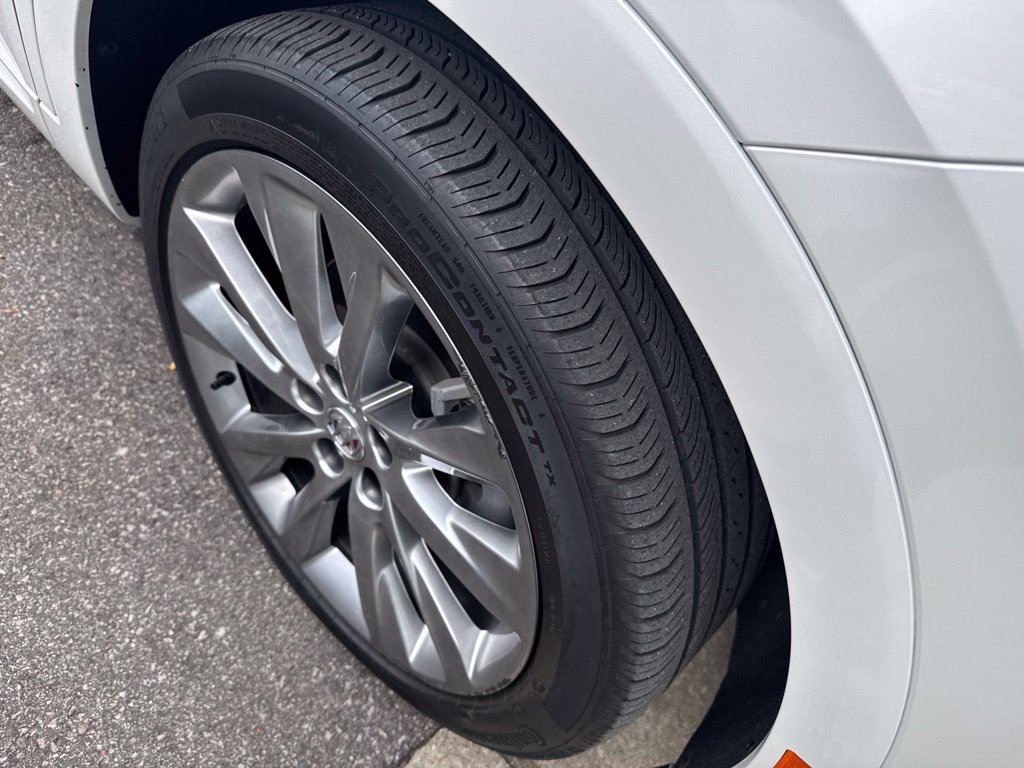 Used 2023 WHITE FROST TRICOAT Buick Avenir image 7