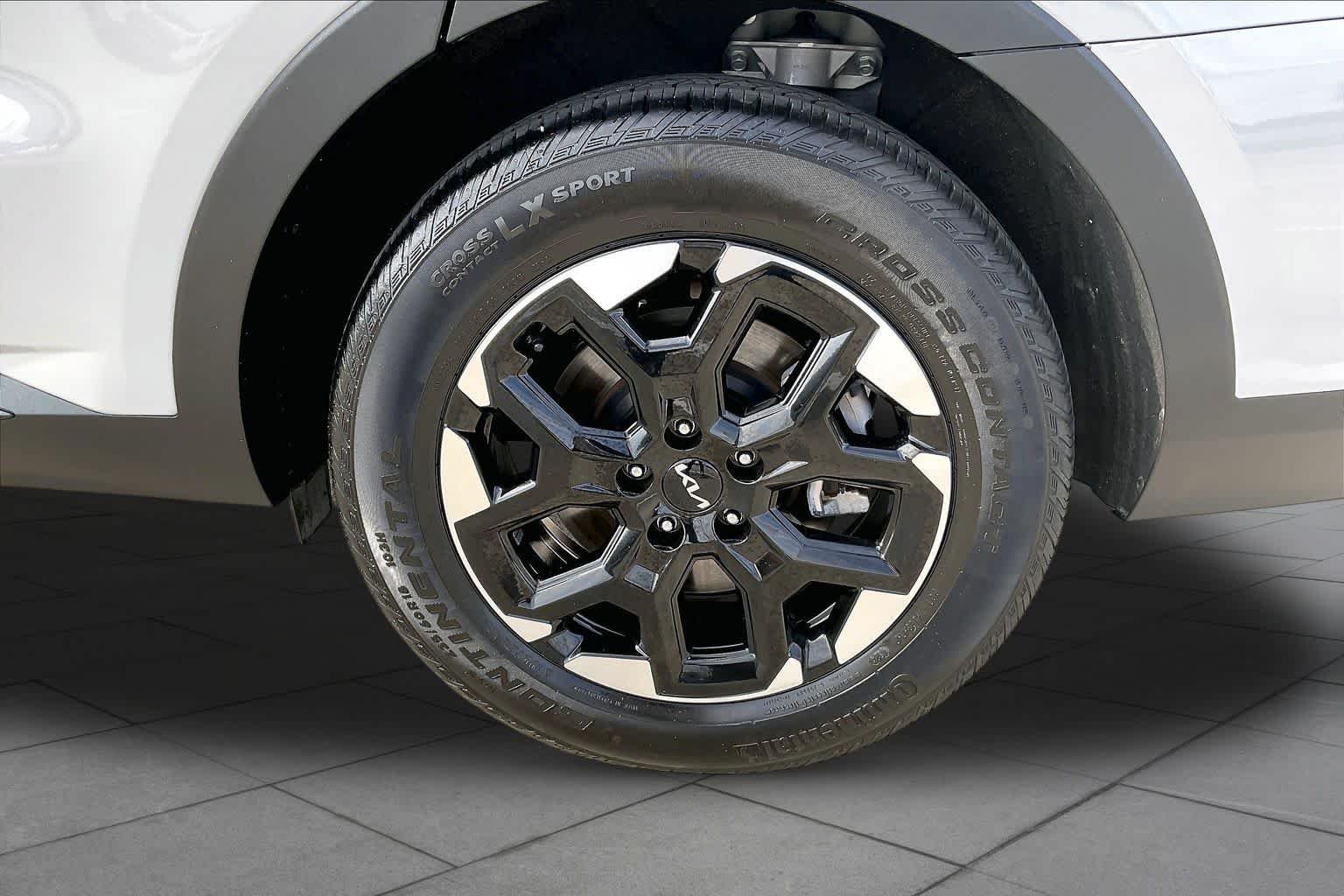 2025 Kia Sorento S - Photo 11