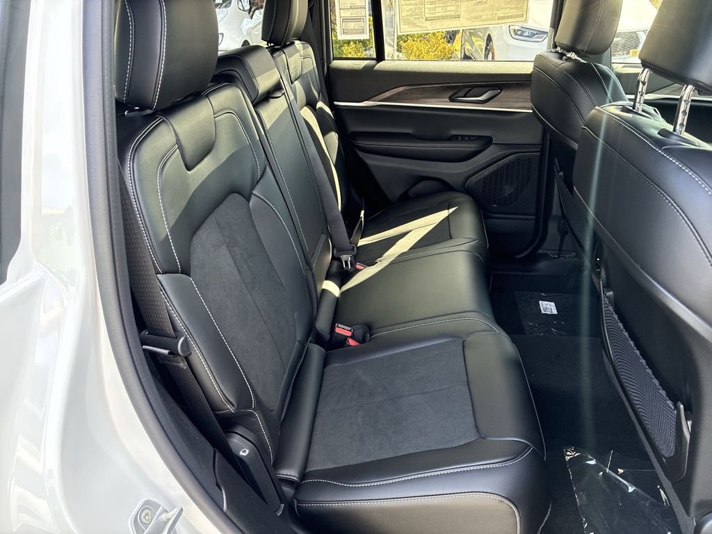 New 2026 Bright White Clear-Coat Exterior Paint Jeep Altitude image 32