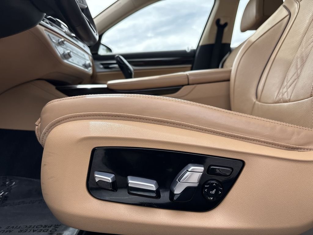 Used 2022 Black BMW 750i xDrive image 14