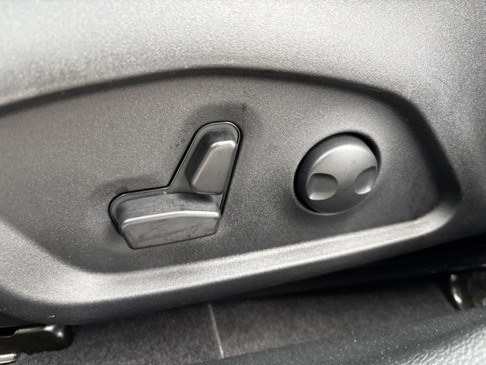 Used 2023 Bright White Clearcoat Jeep Latitude image 17