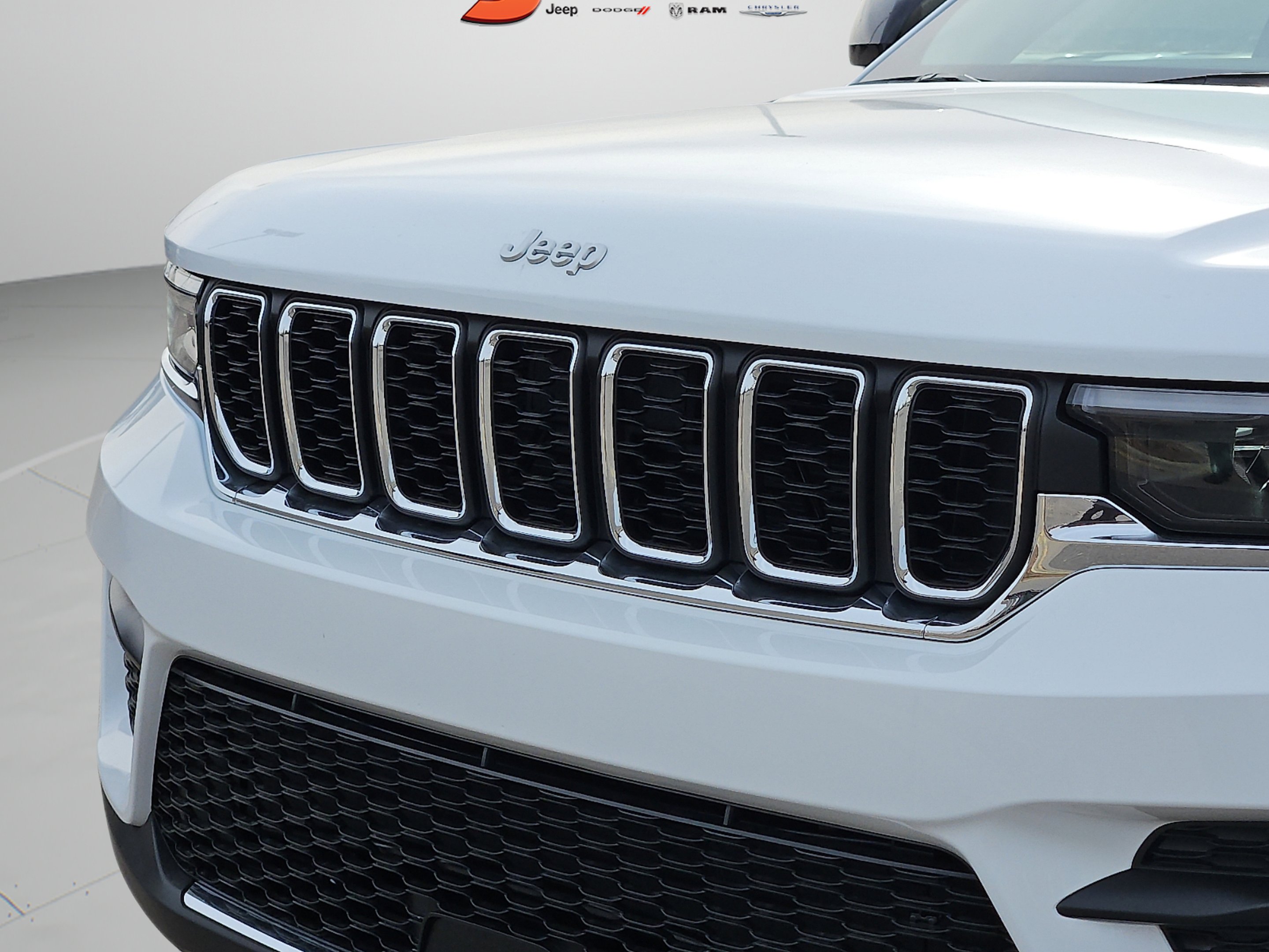 New 2025 Bright White Clear-Coat Exterior Paint Jeep Laredo image 7