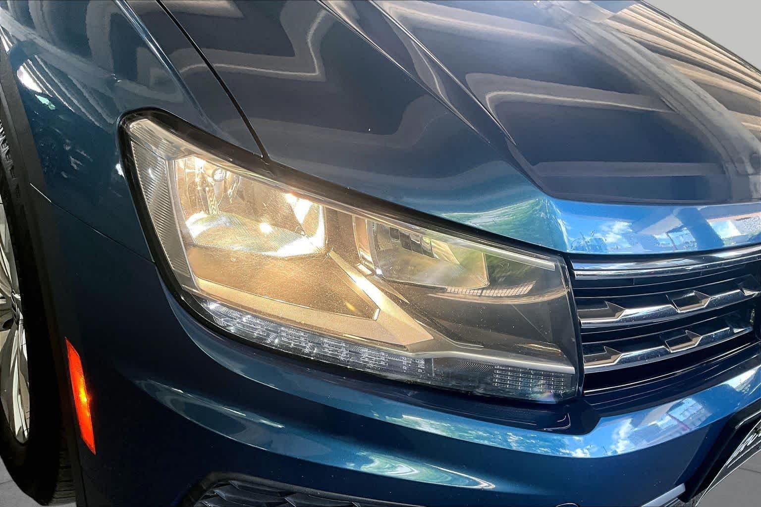 Used 2019 Silk Blue Metallic Volkswagen SE image 26