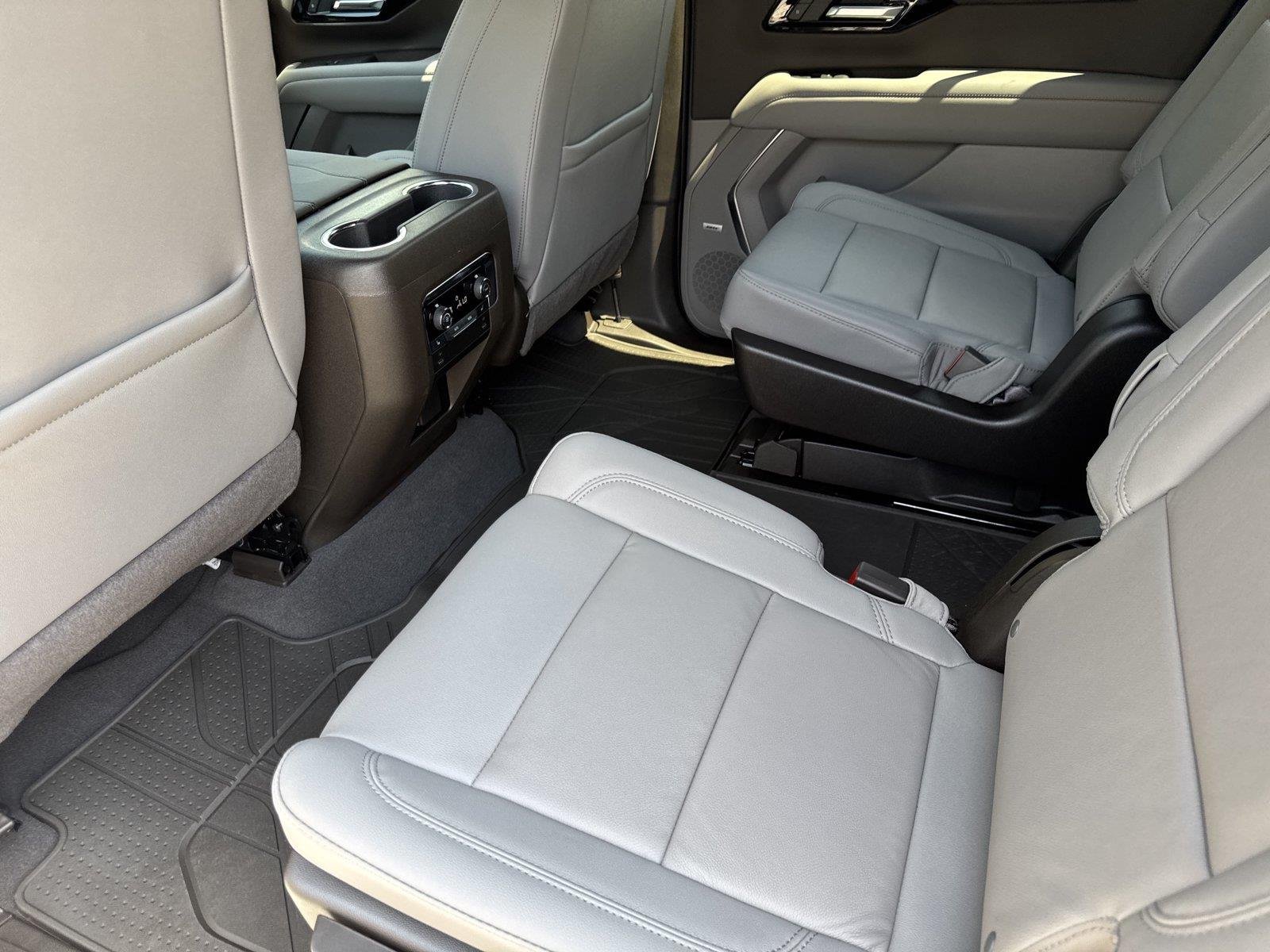 2026 Chevrolet Suburban LT - Photo 31