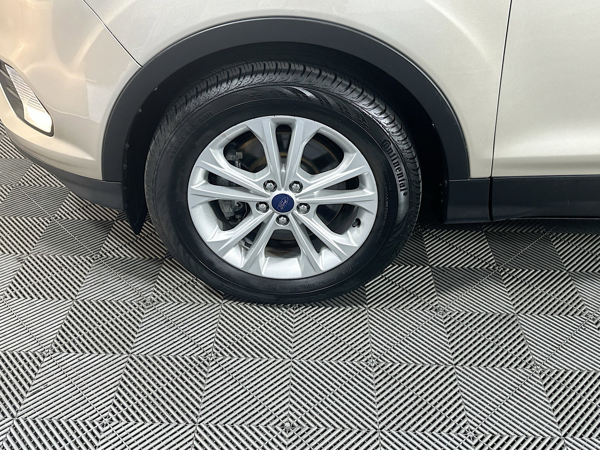 Used 2018 White Gold Metallic Ford SEL image 11