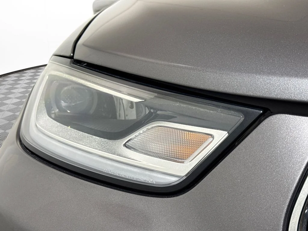 Used 2021 Crystal Metallic Chrysler Limited image 19