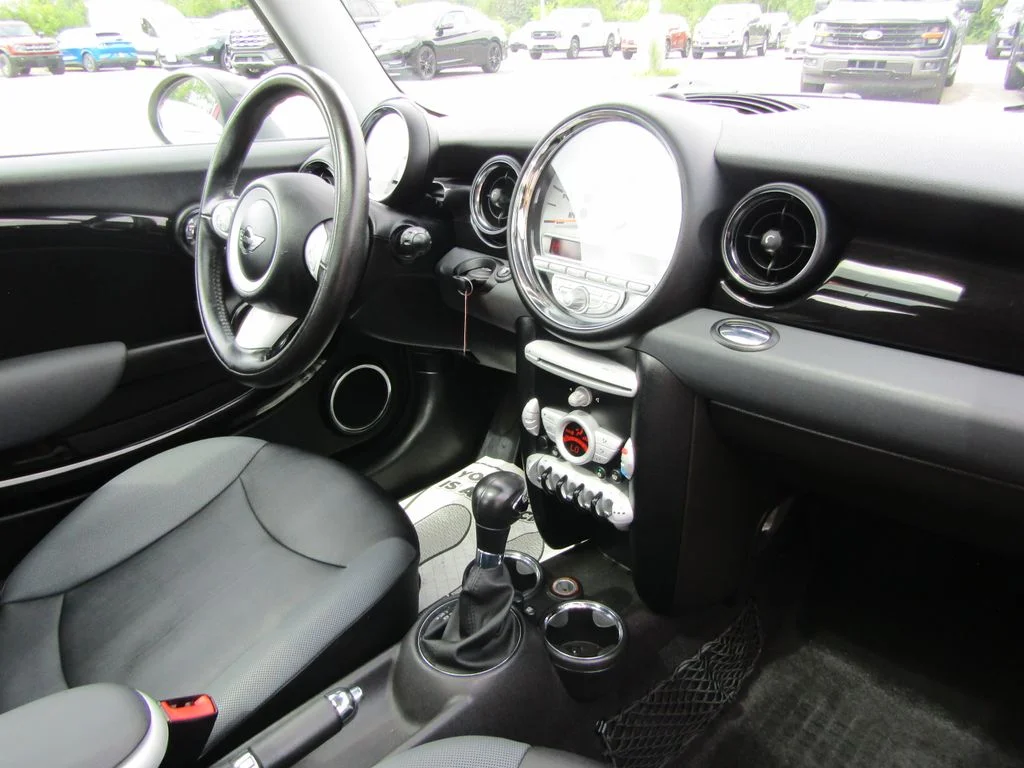 Used 2010 Pepper White MINI Base image 19