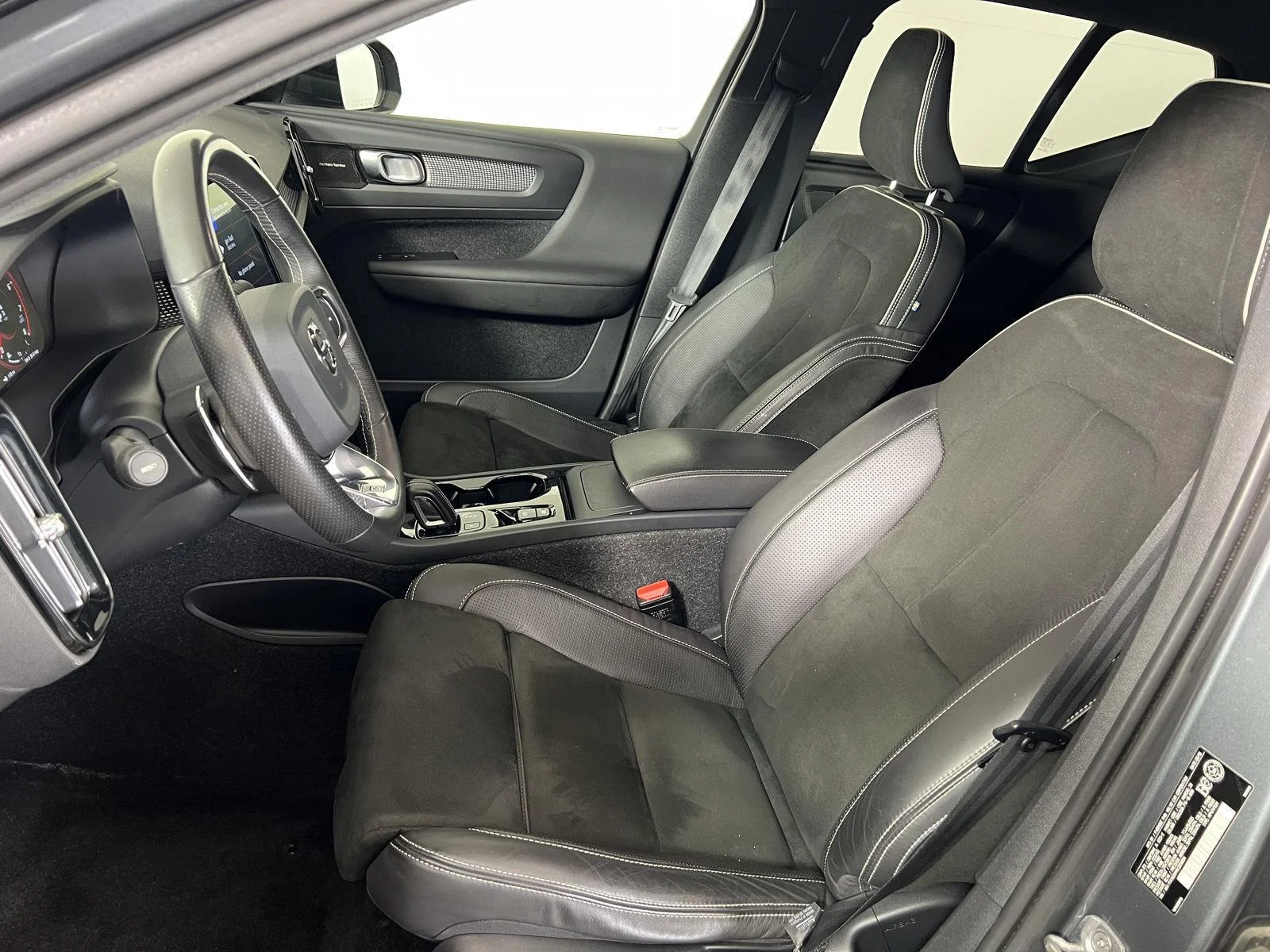 Used 2019 Gy Volvo R-Design image 11