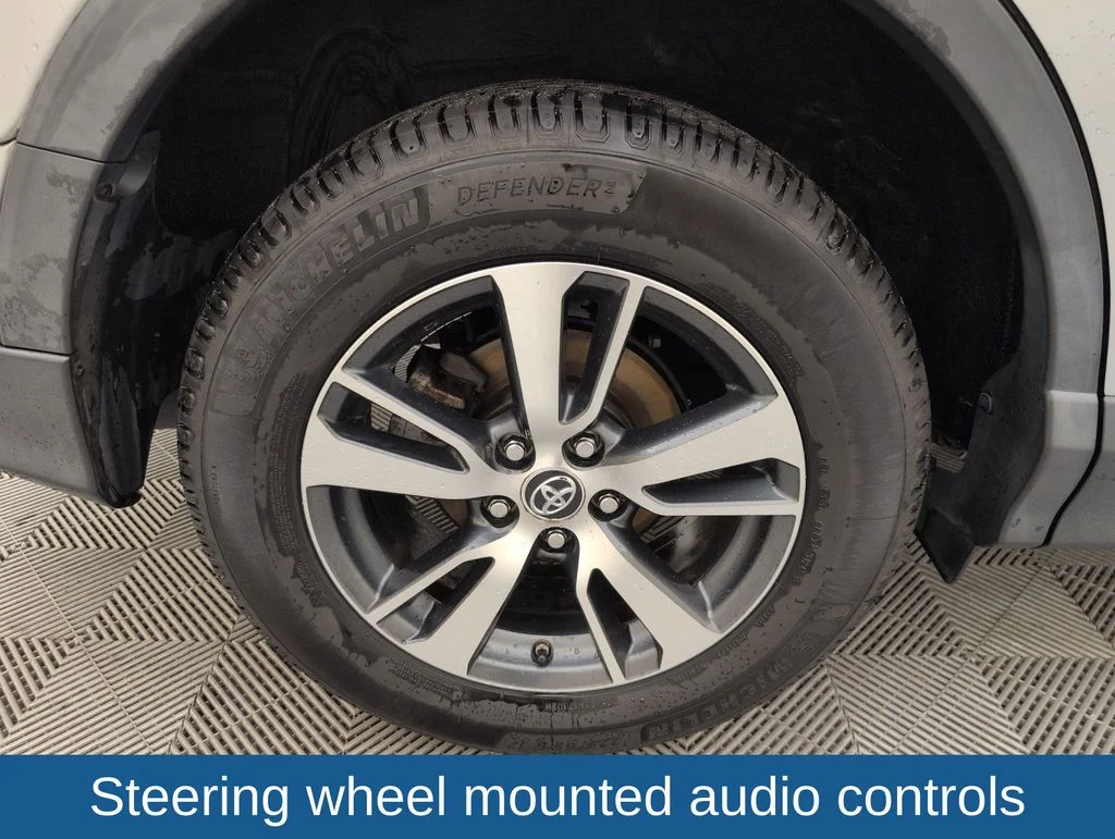 Used 2016 Silver Toyota XLE image 17