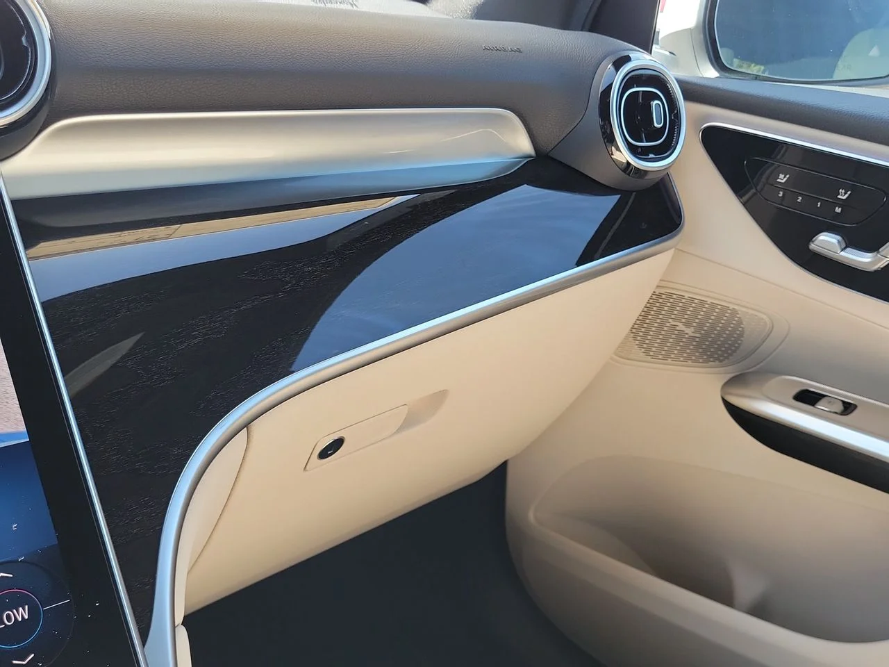 New 2026 Polar White Mercedes-Benz GLC 300 image 18
