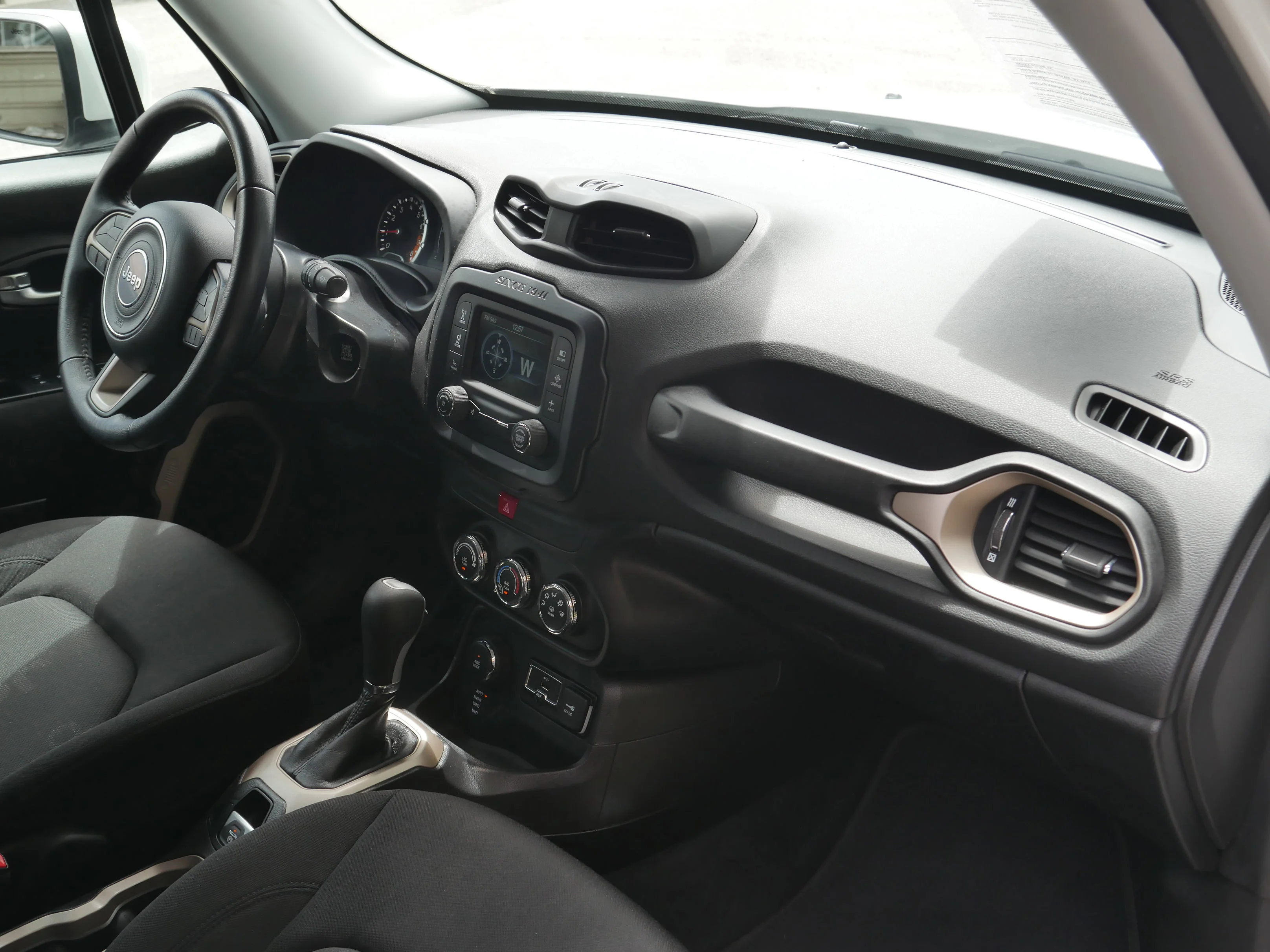 Used 2017 Alpine White Jeep Latitude image 25