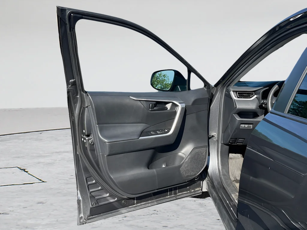 2024 Toyota RAV4 LE - Photo 9