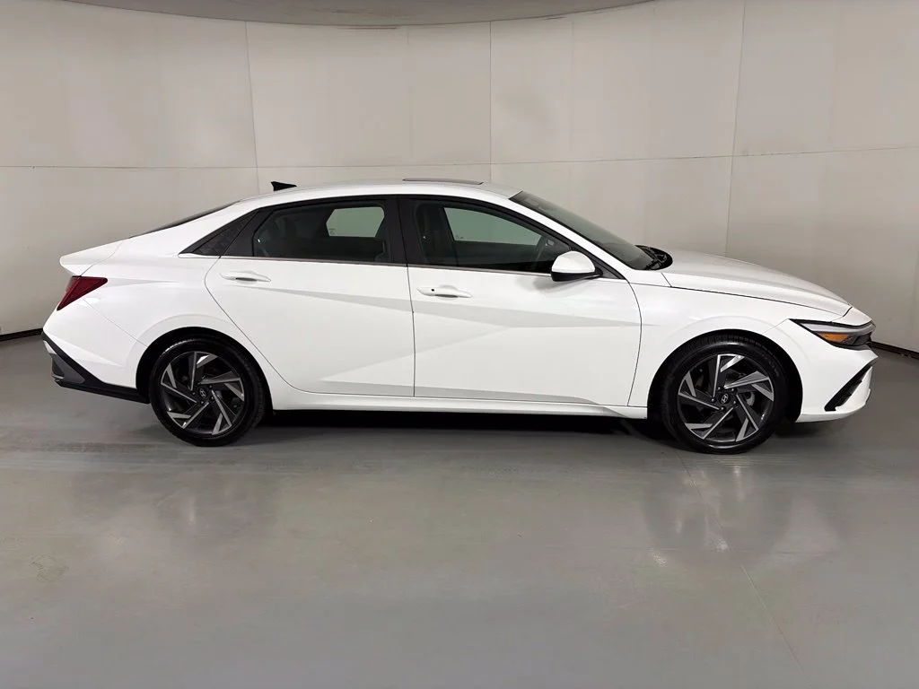 Used 2024 White Hyundai SEL image 9