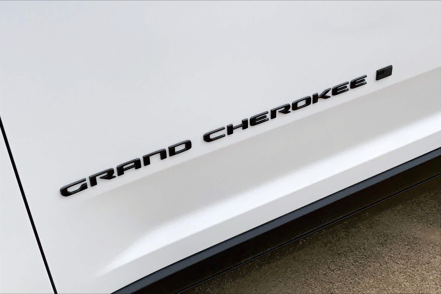 New 2026 Bright White Clear-Coat Exterior Paint Jeep Limited image 15