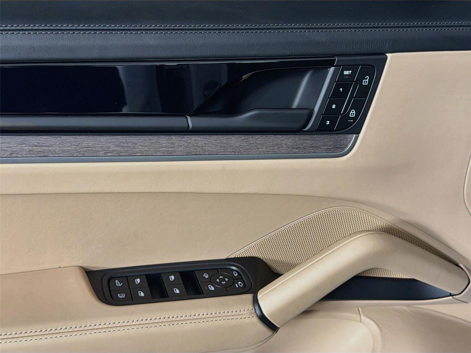 Certified Used 2025 Carrara White Metallic Porsche Turbo E-Hybrid Coupé image 30