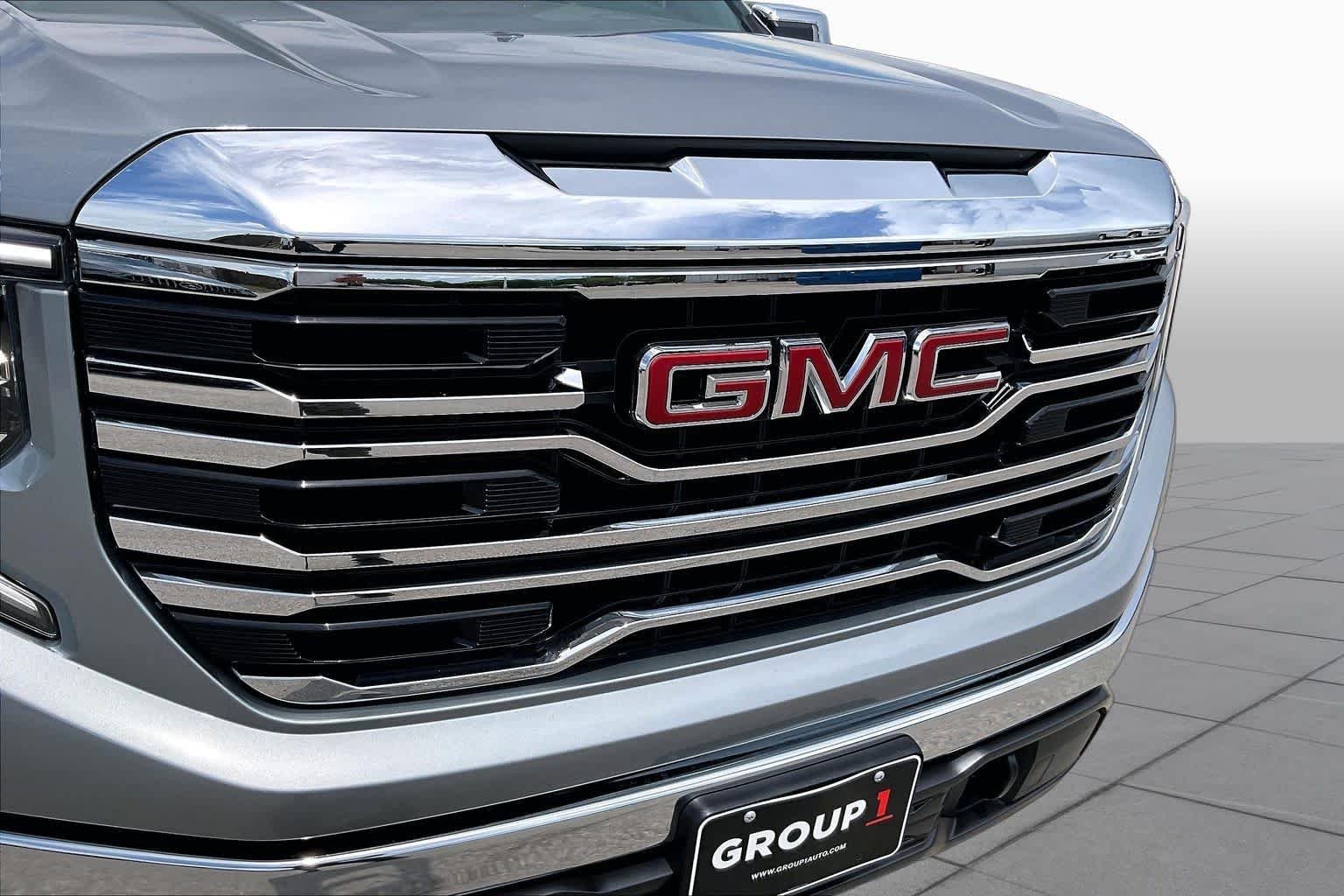 Used 2025 Sterling Metallic GMC SLT image 29