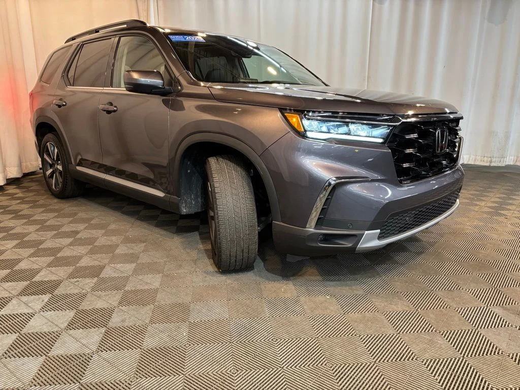 Certified Used 2025 Modern Steel Metallic Honda AWD TRG image 3