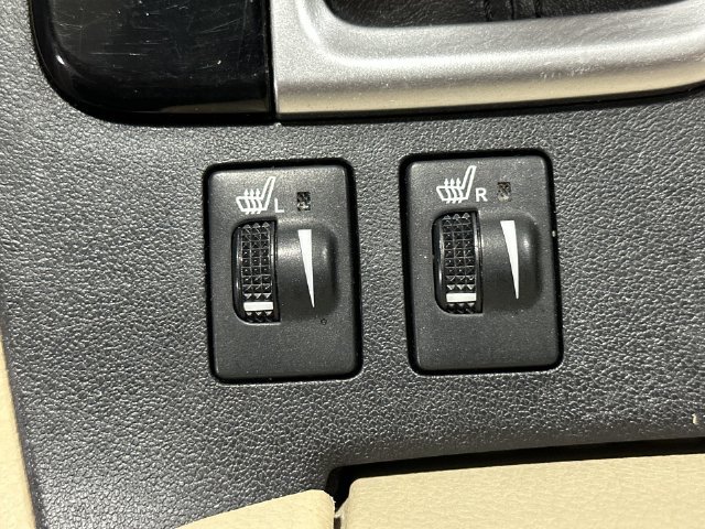 Used 2017 White Toyota XLE image 34