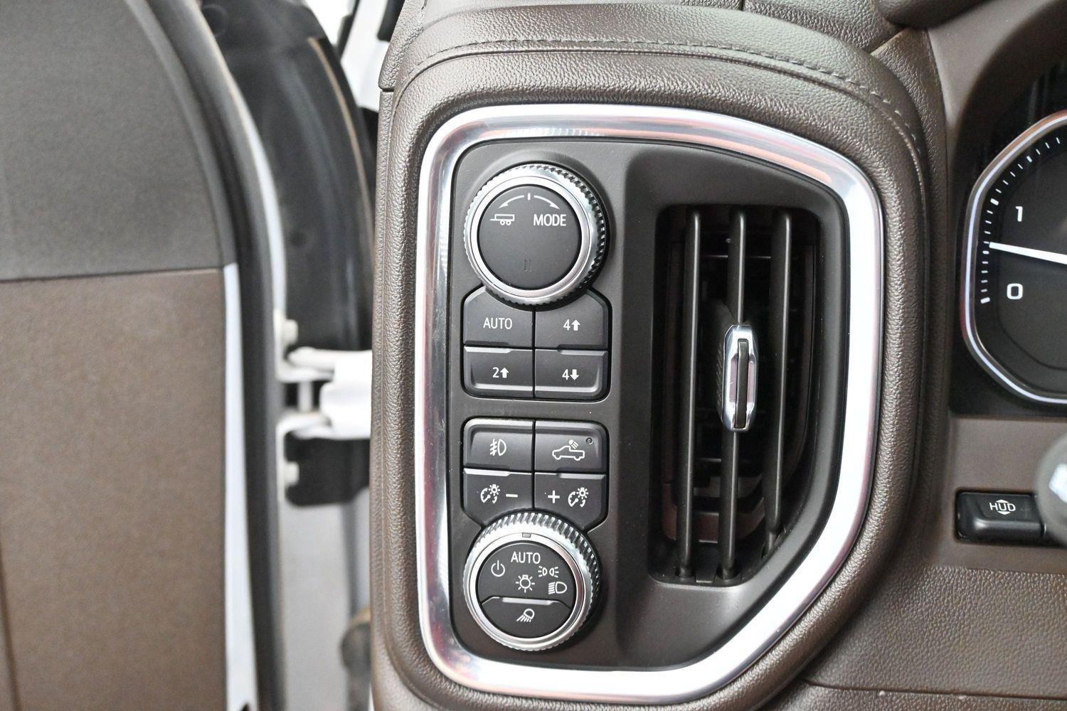 Used 2022 White Frost Tricoat GMC Denali image 29
