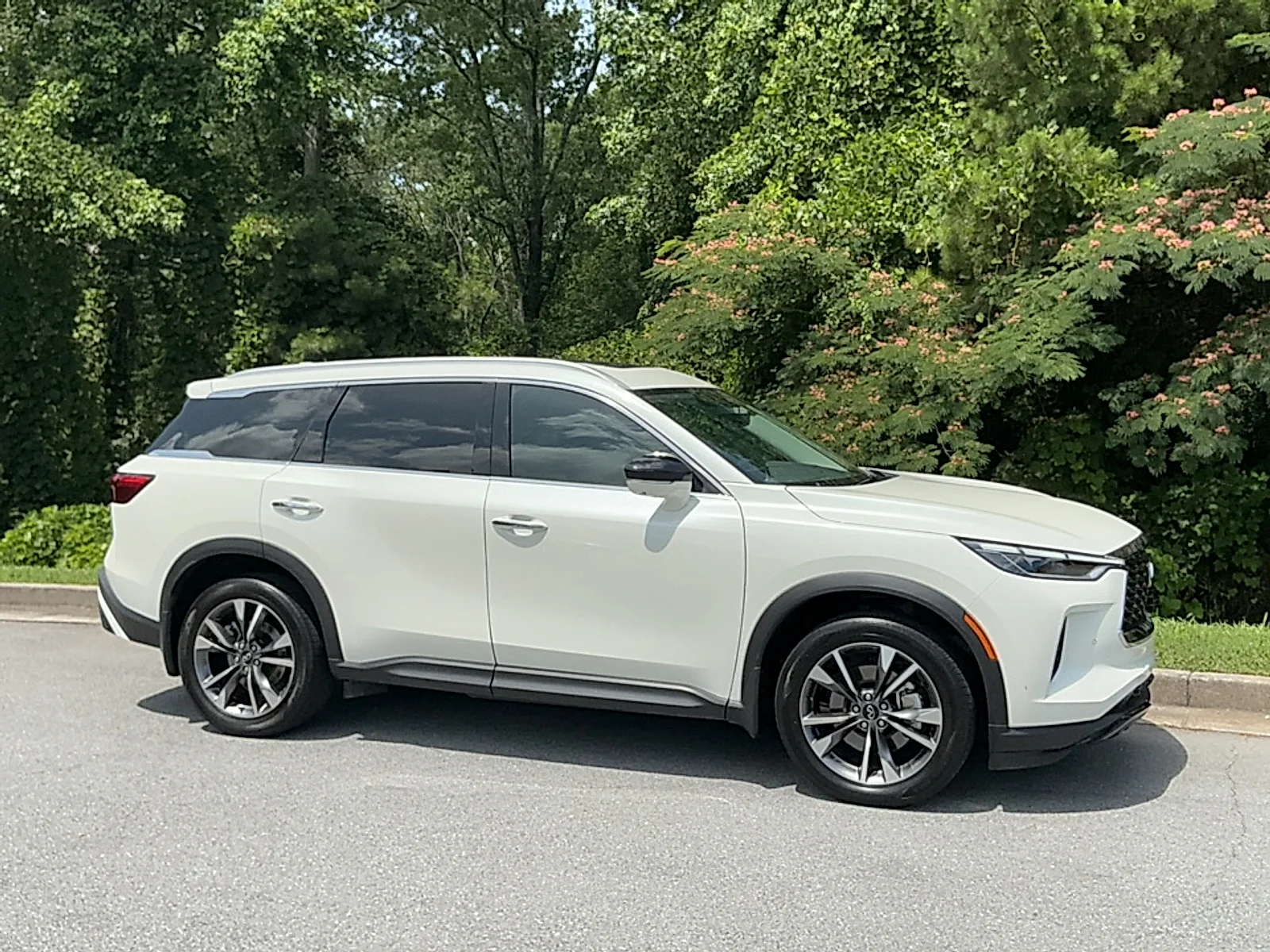 Used 2023 Majestic White INFINITI LUXE AWD image 1