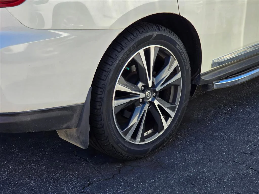 Used 2018 White Nissan Platinum image 18